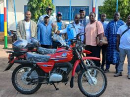 Boké : des motos neuves pour deux chargés d’études de la Direction préfectorale des Mines et de la Géologie