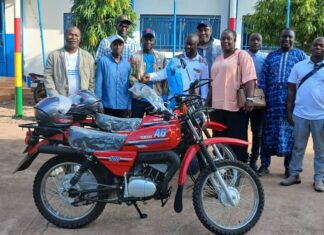 Boké : des motos neuves pour deux chargés d’études de la Direction préfectorale des Mines et de la Géologie