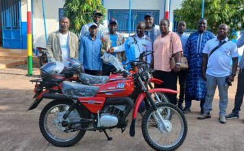 Boké : des motos neuves pour deux chargés d’études de la Direction préfectorale des Mines et de la Géologie
