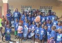 Sansalé, à 100 km de Boké : des orphelins scolarisés bénéficient de vêtements et de kits scolaires